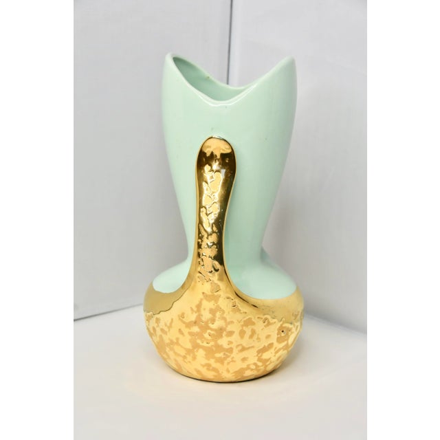 1960s Art Deco Weeping 24k Gold-Plated Ceramic Urn Vase For Sale In Palm Springs - Image 6 of 7