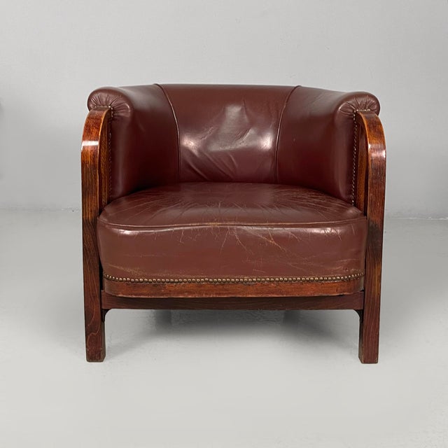 Austrian burgundy leather and wood tub armchairs by Thonet, early 1900s Pair of tub armchairs upholstered and covered in...