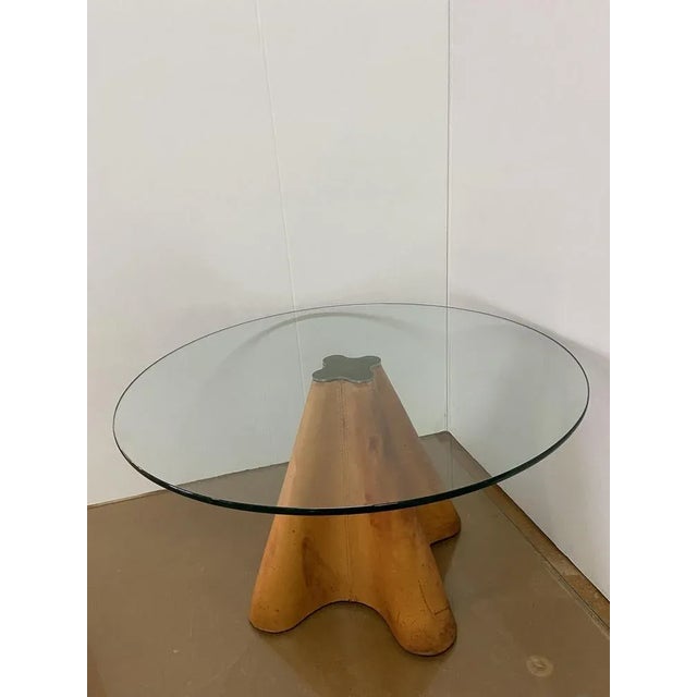 Trébol coffee table with glass surface on a unique conical leg coated with leather. Design of the 90s. Light wear on the...