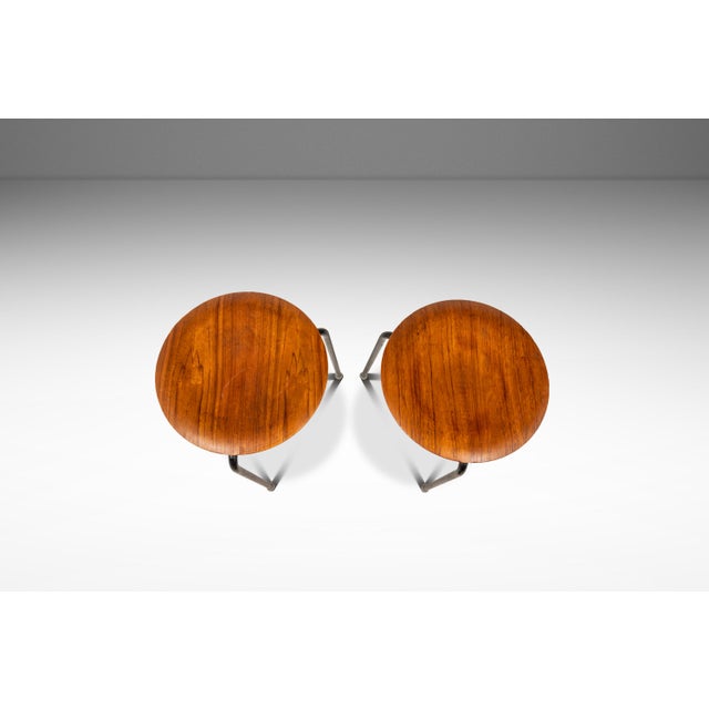 Mid-Century Modern Set of Two (2) Early Model 3170 "Dot" Stools / Nesting Tables by Arne Jacobsen for Fritz Hansen, Demark, C. 1960s For Sale - Image 3 of 18