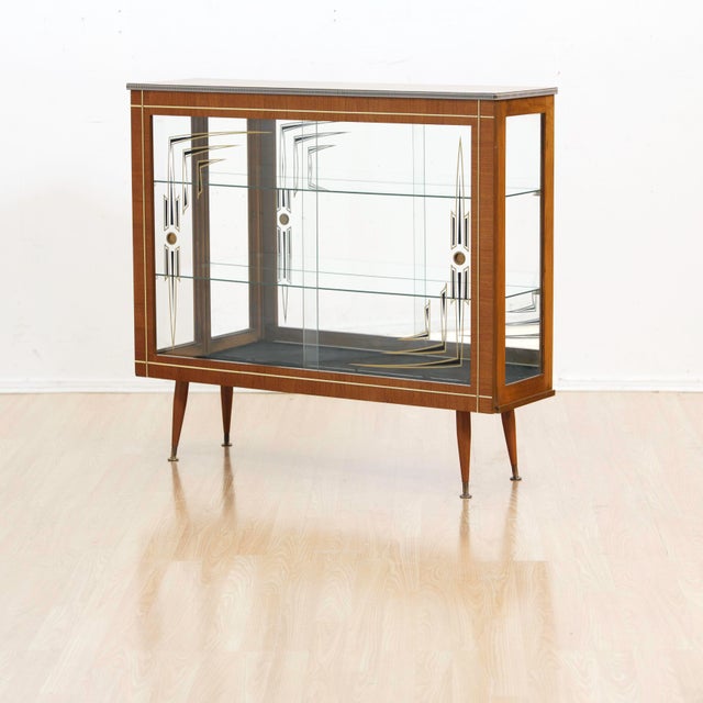 This fabulous mid century 'atomic' curio cabinet is a wonderful 1950s design and excellent storage piece. With glass...