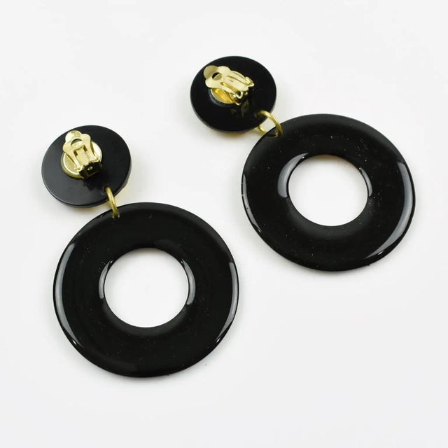 1990s Black and Gold Acrylic Resin Jeweled Dangle Clip Earrings For Sale - Image 5 of 8