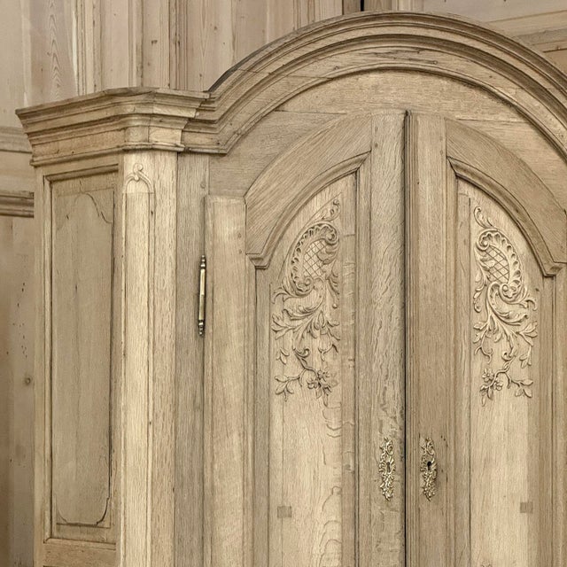 18th Century Country French Louis XV Liegeois Stripped Oak Commode a Deux Corps For Sale In Dallas - Image 6 of 18