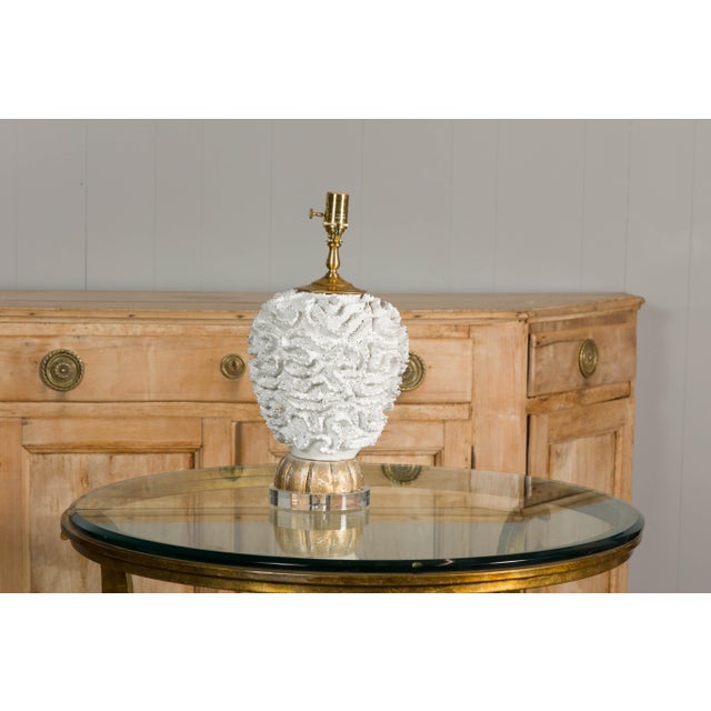 Mid-Century Modern Mid 20th Century Italian White Pottery Table Lamp on Lucite Base For Sale - Image 3 of 12