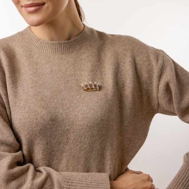 A regal jewel from the turn of the twentieth century, this Victorian crown brooch radiates grandeur and intricate...