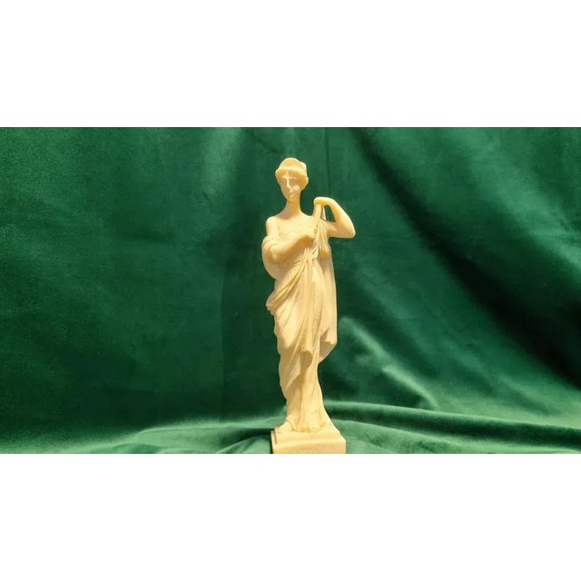 Ancient Alabaster statue from Diana. Made in Greece, in very good condition. H. 23.6 cm. object Alabaster Statue - Diana...