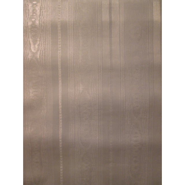 Hollywood Regency Satinesque 1970s White Moiré Satin Striped Fabric Backed Wallcovering For Sale - Image 3 of 9