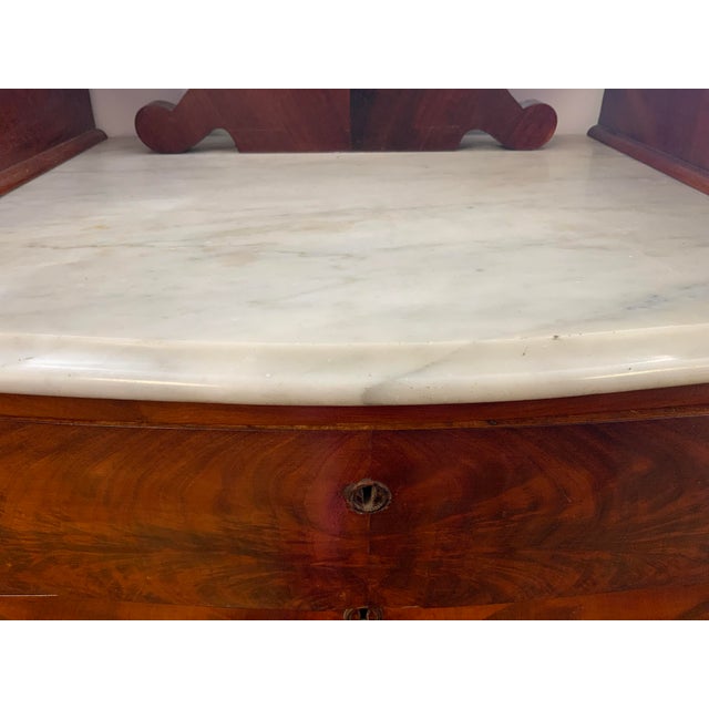 Brown Early 20th Century American Empire Mahogany Chest of Drawers With Mirror and Marble Top For Sale - Image 8 of 18