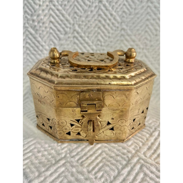 Chinoiserie Mid 20th Century Brass Chinoiserie Pierced Floral Cricket Box For Sale - Image 3 of 9