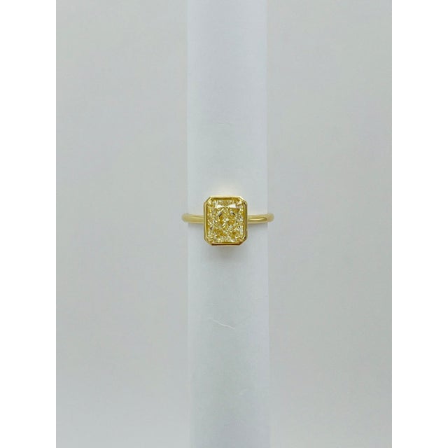 Gia Yellow Radiant 3 Carat Diamond Ring in 18k Yellow Gold, Size 6.75 For Sale In Los Angeles - Image 6 of 9
