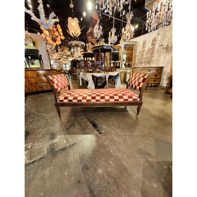The 18th century Italian Walnut Day Bed is a luxurious and stylish piece of antique furniture that exudes elegance and...