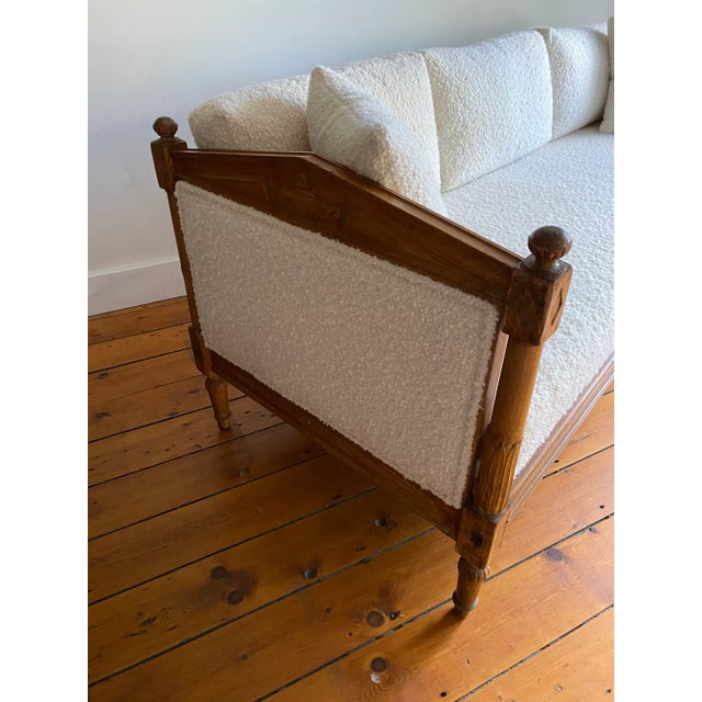 Off-white Vintage Neoclassical Style Carved Wood Daybed Upholstered in Boucle For Sale - Image 8 of 9