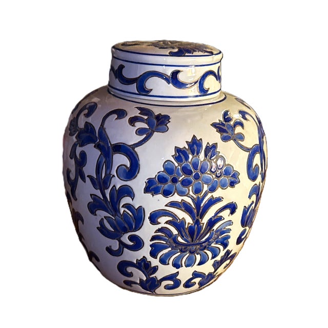 Blue & White Chinese Porcelain Lidded Ginger Jars - A Pair For Sale In New York - Image 6 of 12