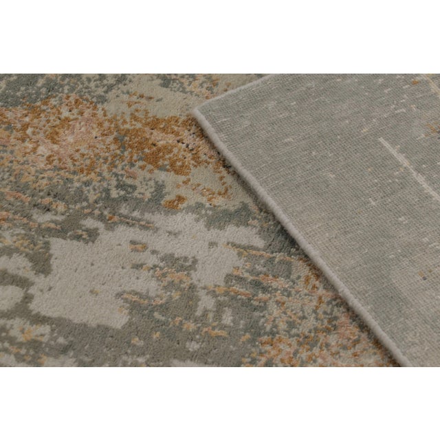 Gray Rug & Kilim’s Modern Rug, Silver-Gray and Gold in Bold Abstract Pattern For Sale - Image 8 of 10