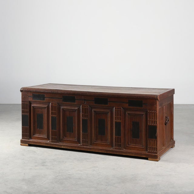 French Oak Storage Trunk or Linen Chest, 17th Century For Sale - Image 18 of 18