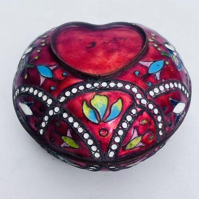 Vintage Cloisonné Enamel Heart-Shaped Trinket Box – Red Ground, Floral Motif, Silver-Blue Technique For Sale - Image 4 of 9