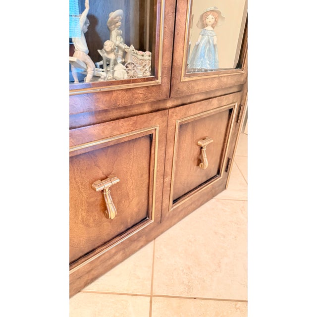 1970s Mastercraft Style Arched Burl Wood Brass Glass Lighted Display Curio Cabinet For Sale - Image 10 of 11