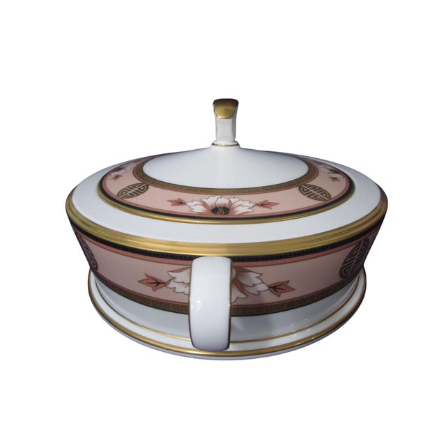 This exquisite Noritake tureen is a harmonious blend of elegance and functionality. The delicate pink floral pattern,...