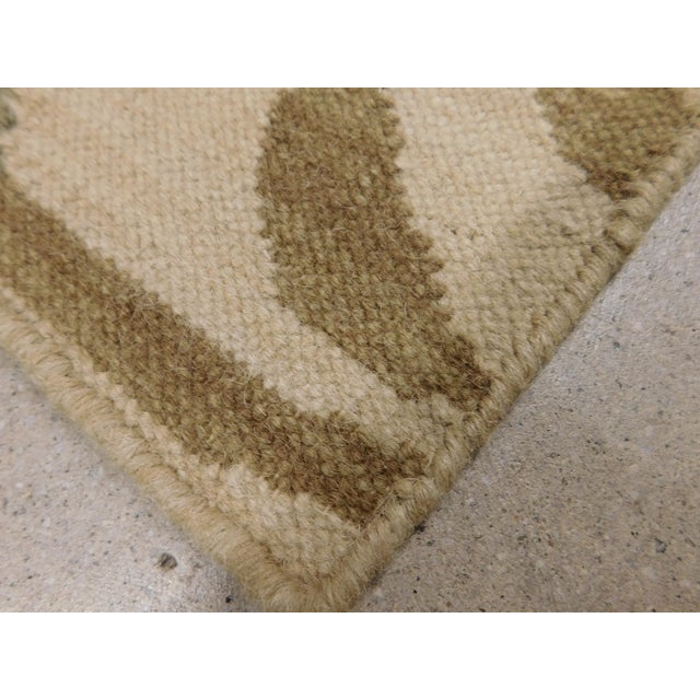 Vintage handmade flatweave displaying a relaxing flow of leaves. Wool texture. 2'x 3'