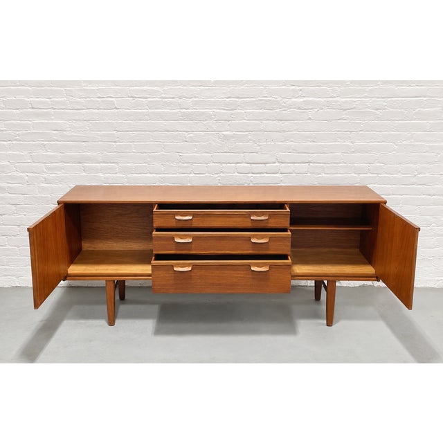 Mid Century Modern Danish Teak Credenza / Media Console, C. 1960s For Sale In New York - Image 6 of 12