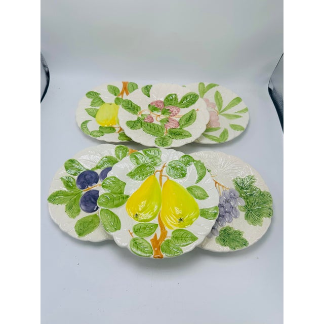 1960s Vintage Set of Decorative Plates in Complimenting Floral Designs For Sale - Image 5 of 7
