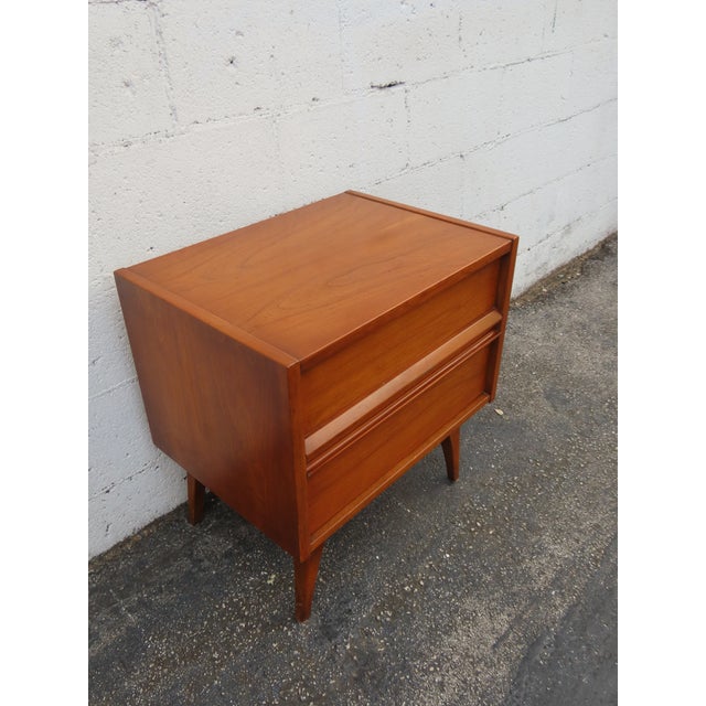 Wood Mid Century Modern Nightstand Side End Bedside Table 6235 For Sale - Image 7 of 17