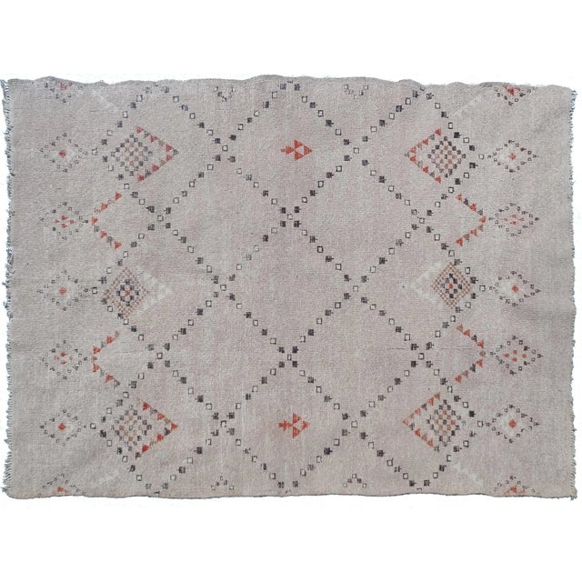- MOROCCO - Carpet sand background with 7 rhombuses - Middle Atlas (North-East zone) Size: 2 m. x 3 m. very heavy: 53 lbs...