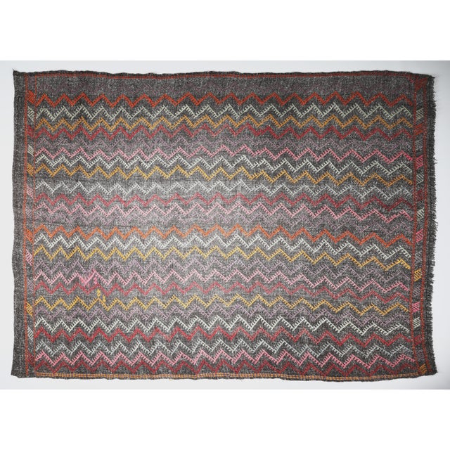 Vintage Anatolian Cicim Kilim with Zigzag Motifs – Handwoven Tribal Flatweave This dynamic vintage Cicim kilim is a bold...