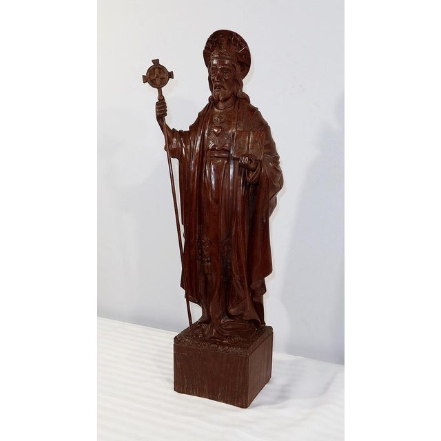Large and beautiful sculpture of Jesus Christ, made of chestnut wood with a beautiful patina. The artist has managed to...