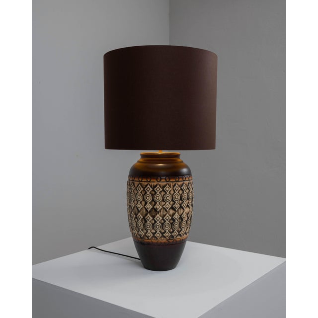 This 20th-century German ceramic table lamp is a celebration of pattern and texture. The lamp features a base adorned with...