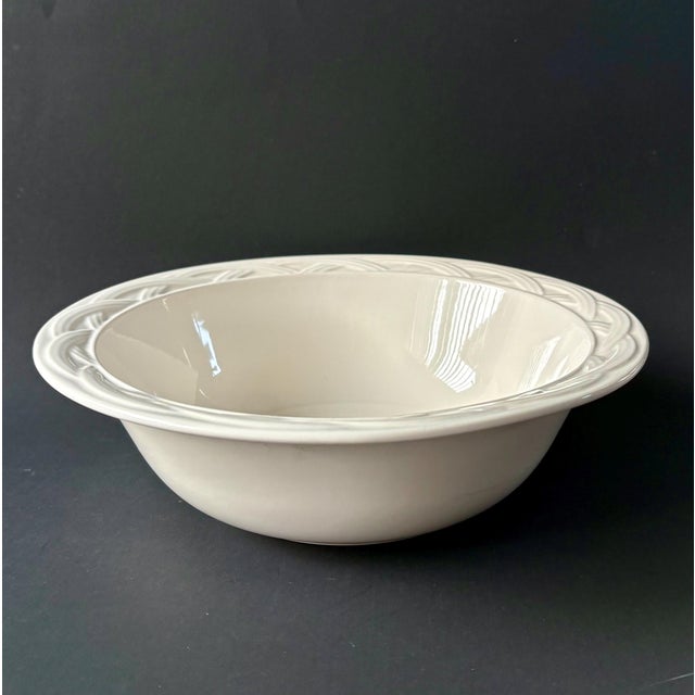 1990s Vintage Pfaltzgraff Acadia White Serving Bowl – Off-White Stoneware With Woven Rim For Sale - Image 5 of 9