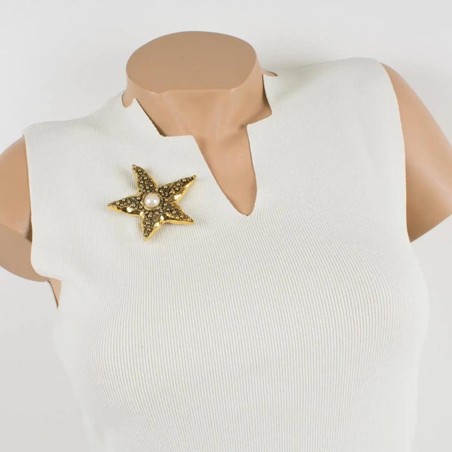 Contemporary Guy Laroche Paris Gilt Metal Starfish Brooch with Pearl Cabochon For Sale - Image 3 of 7