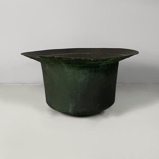 Italian vintage round pot in copper, 1930s Round copper pot, green on the outside and brown on the inside. The cauldron...