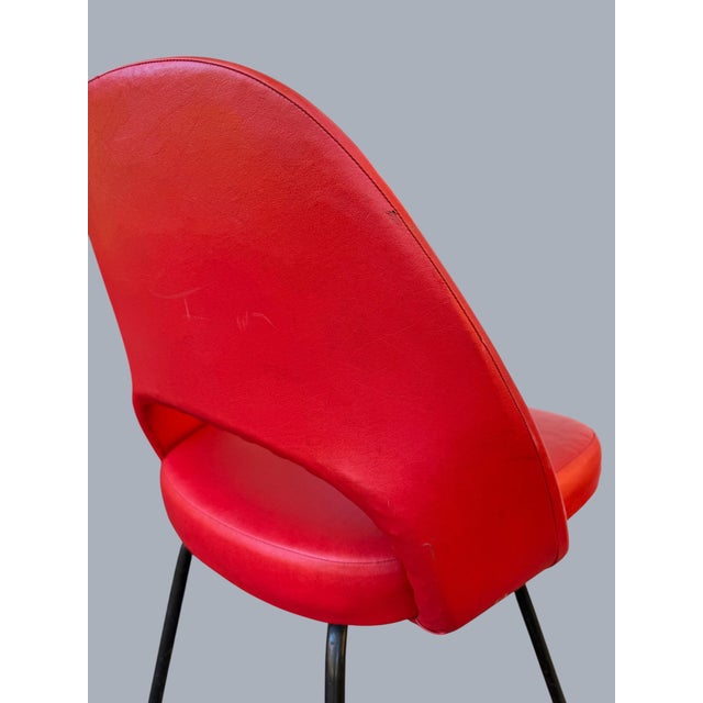 1950s Eero Saarinen for Knoll Executive Side Chairs in Red Vinyl - Pair For Sale - Image 13 of 14