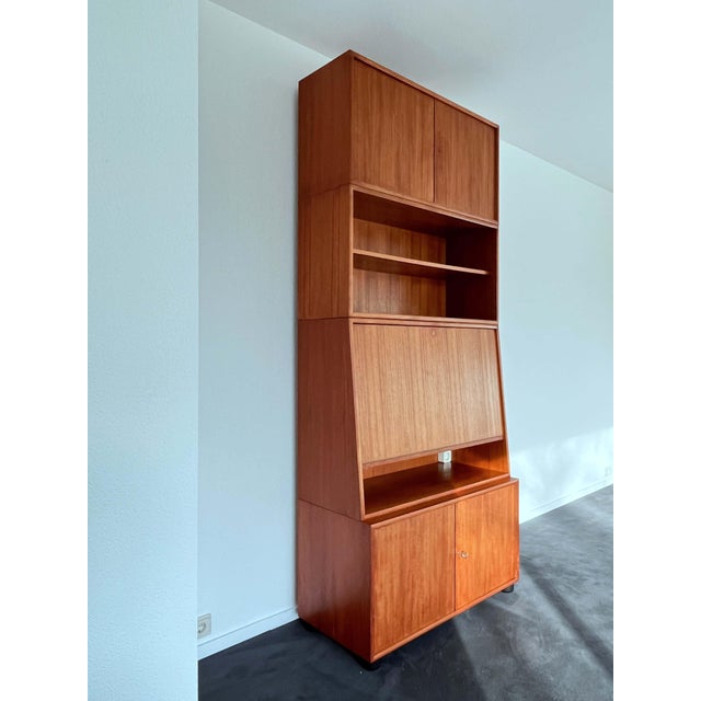 The elements are not structurally connected to each other and can therefore be combined in various ways. This piece has an...