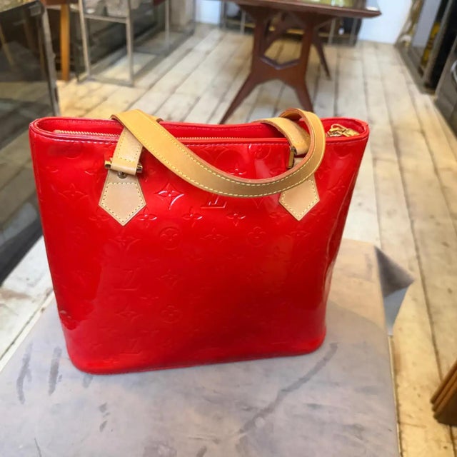 Contemporary A 2001 Louis Vuitton Red Vernis Patent Leather Houston Tote Bag For Sale - Image 3 of 14