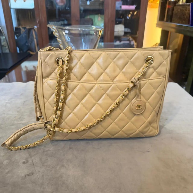 1980s Vintage Chanel Beige Lambskin Leather and Brass Shoulder Bag For Sale - Image 9 of 18