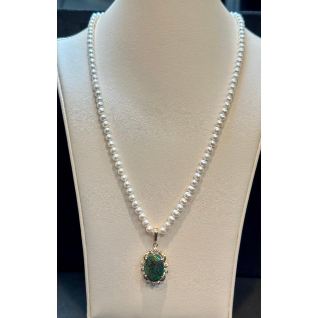 Green 4 Ct Oval Shape Black Australian Opal & Diamond 14 K Yellow Gold Pearl Necklace For Sale - Image 8 of 18