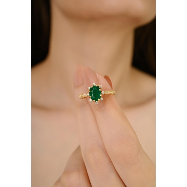 Metal 14k Gold 1.23 Carat Emerald Sunburst Diamond Heirloom Ring Size 7 For Sale - Image 7 of 13