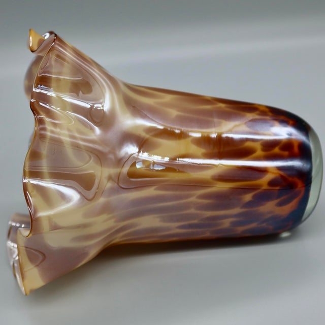 Brown Vintage Tortoiseshell Art Glass Handkerchief Vase — Amber & Cream Ruffled Fazzoletto Vase, Murano Style For Sale - Image 8 of 11
