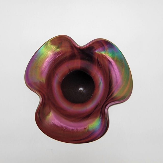 This Rindskopf vase showcases a captivating feather pull design with an iridescent swirl finish, blending artistry and...
