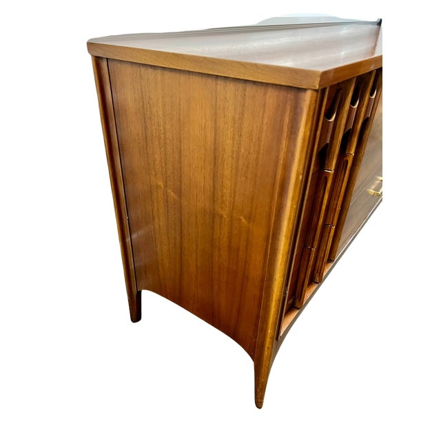 Brown 1960s Iconic Walnut and Rosewood Kent Coffey "Perspecta" Mid-Century Modern 9-Drawer Dresser With Mirror For Sale - Image 8 of 18