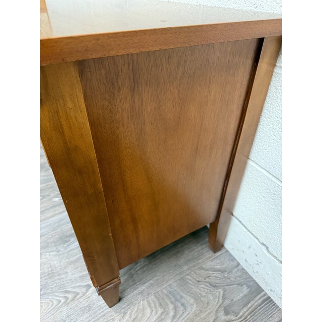 Mid 20th Century Vintage Dixie Furniture Mid Century Traditional Neoclassical Nightstands - Pair For Sale - Image 5 of 17