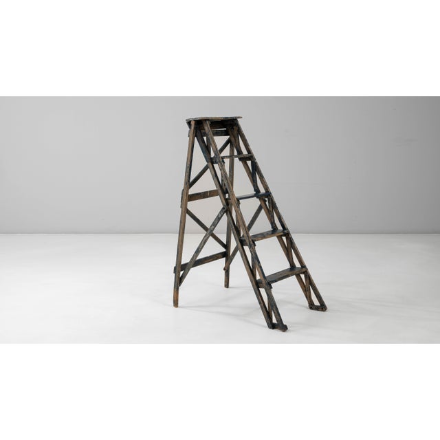 This 1900s French wooden painters ladder embodies the utilitarian craftsmanship and charming wear of early 20th-century...