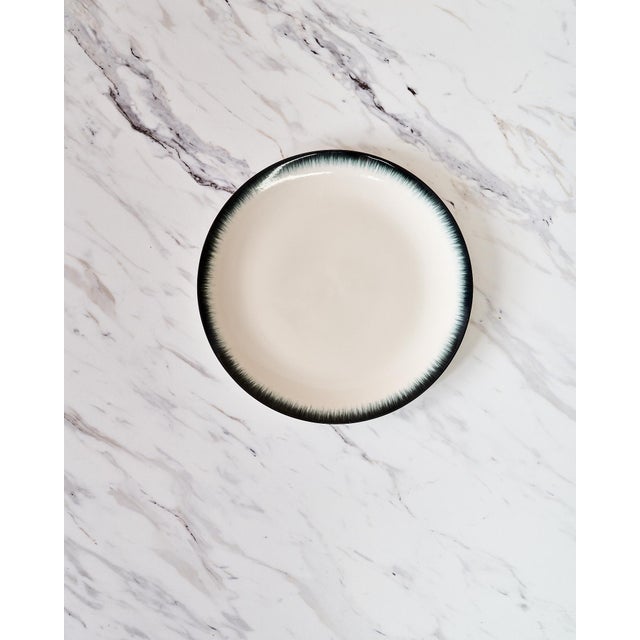 2020s Set of 8 Minimalist "Variation 3 Dé" Breakfast Plates by Ann Demeulemeester for Serax, in White Glazed Porcelain With Organic Black Border For Sale - Image 5 of 11