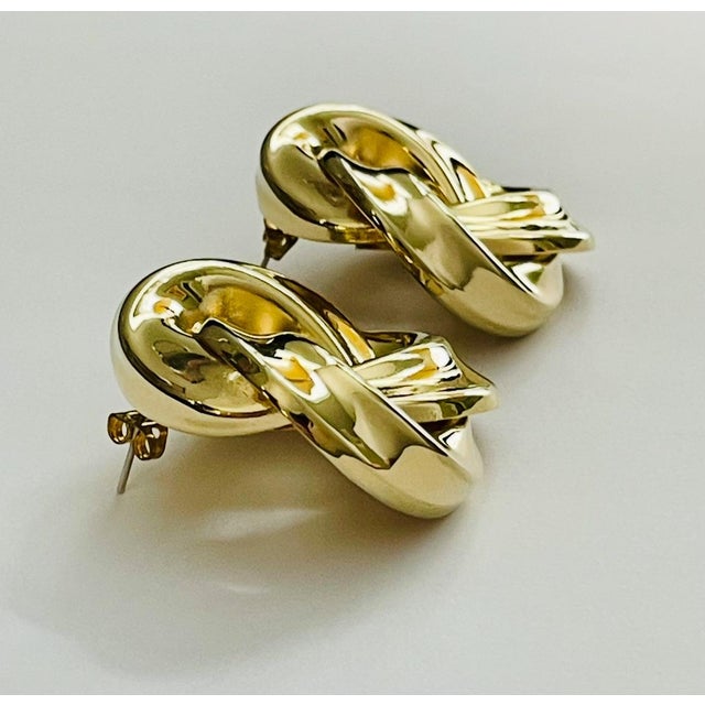 1980s Large 1980s Runway Love Knot Earrings Pierced Sculptural Gold Tone Statement, A Pair For Sale - Image 5 of 10
