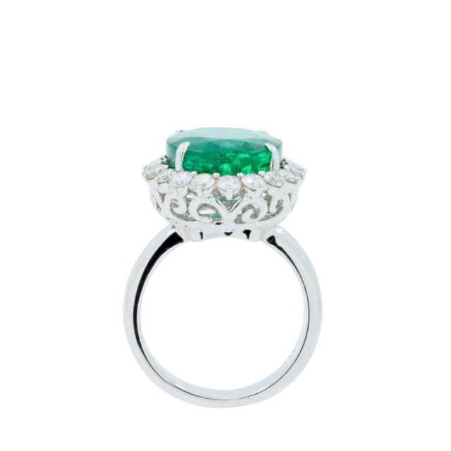 Early 21st Century Oval Shape Brilliant Cut Vivid Green Emerald Diamond Sun Ray Halo Set Ring, Size 7 For Sale - Image 5 of 10