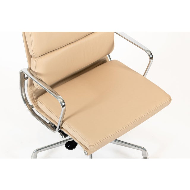 Eames Herman Miller Tall Cream Leather Office Chair Aluminum Group For Sale - Image 9 of 12