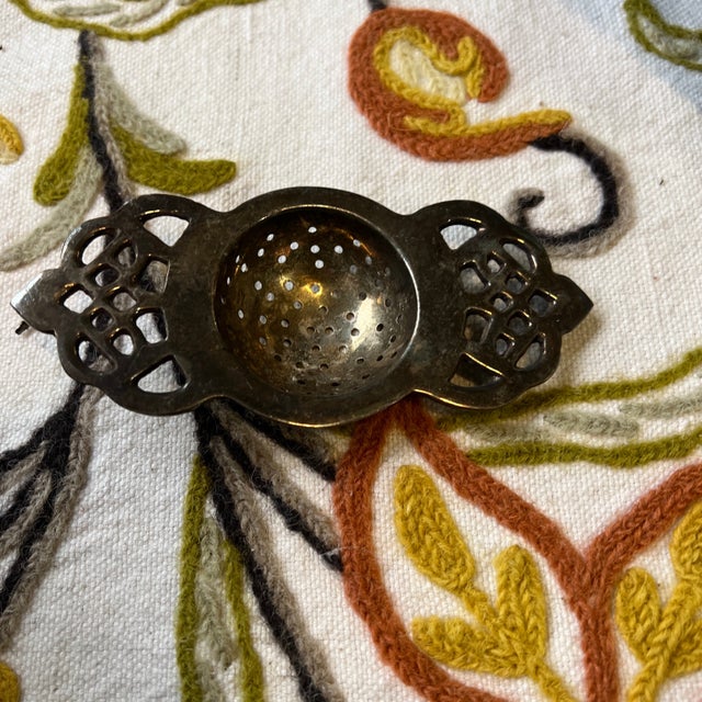 Up for consideration is a beautiful silver English style tea strainer. This would look lovely in your home and it is a...