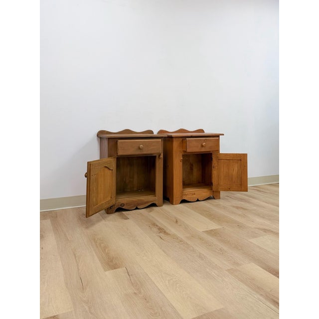 Mid 20th Century Pair of Rustic Pine Nightstands Drawer Arched Cabinet Door Scalloped European For Sale - Image 11 of 17